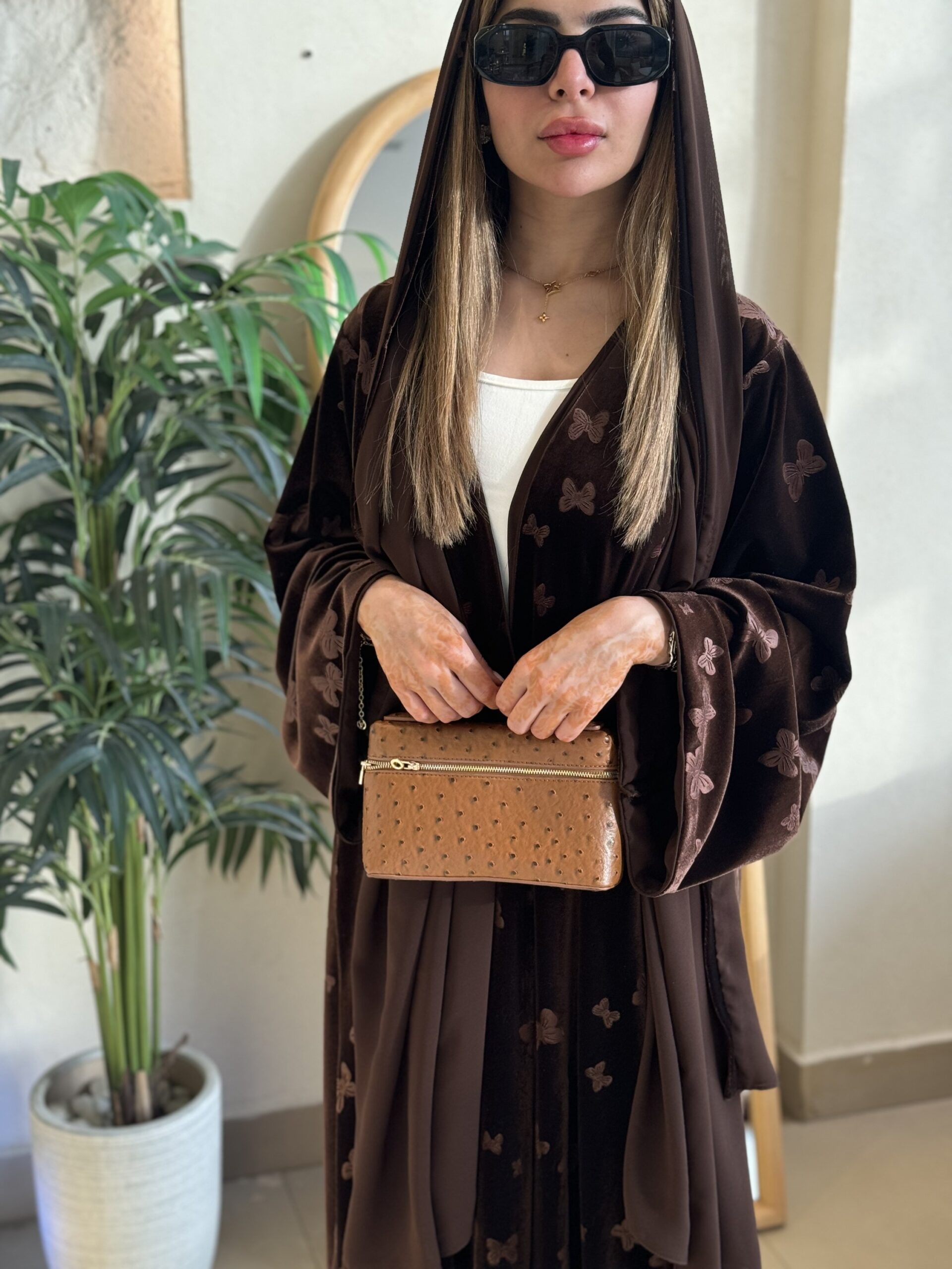 A111-velvet abaya - Image 3