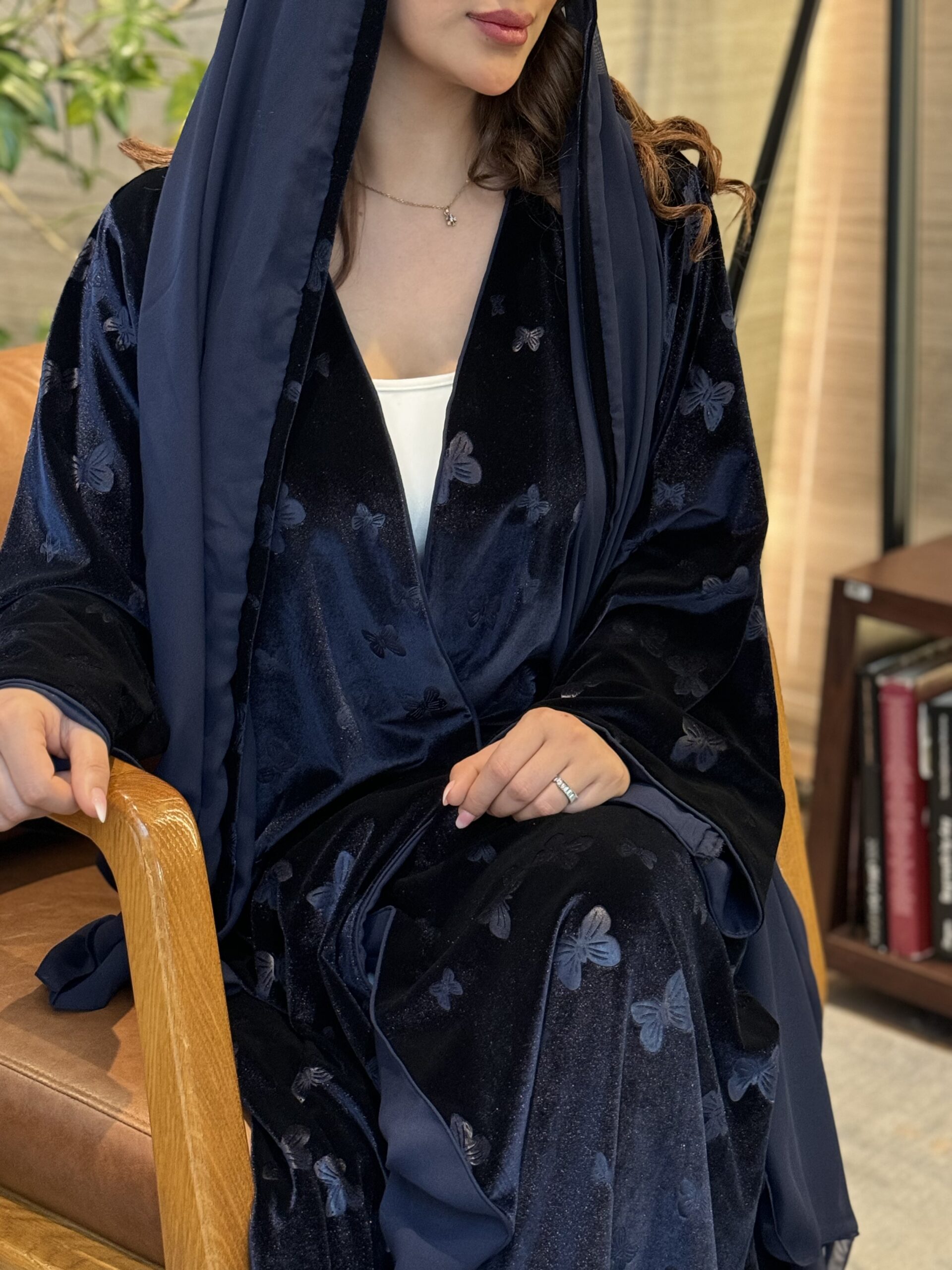 A091-Velvet Abaya - صورة 3